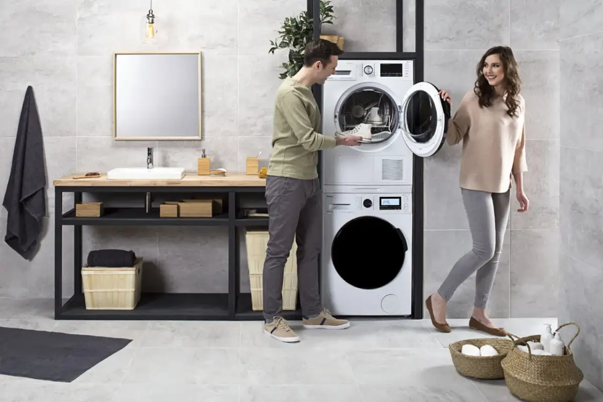 Jak bezpiecznie ustawić pralkę i suszarkę w słupku? Poradnik