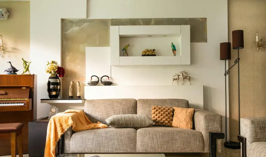 Czym przykryć kanapę w salonie, aby uniknąć zniszczeń i brudu?