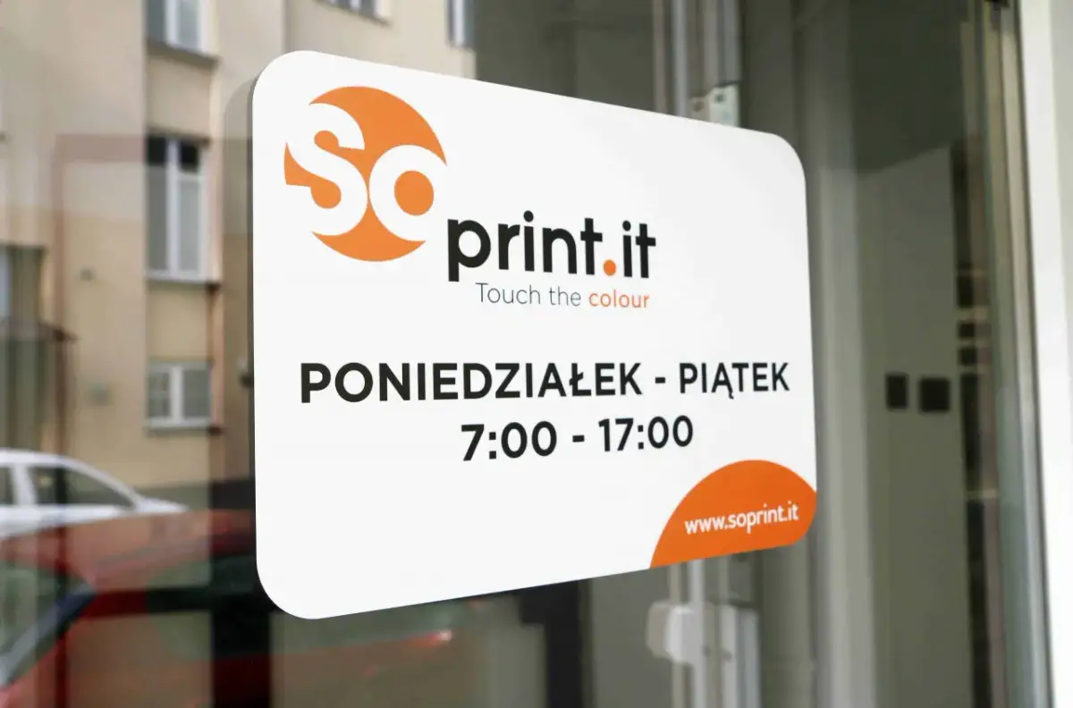 Naklejka na drzwi z logo "soprint.it", godzinami otwarcia i adresem strony.