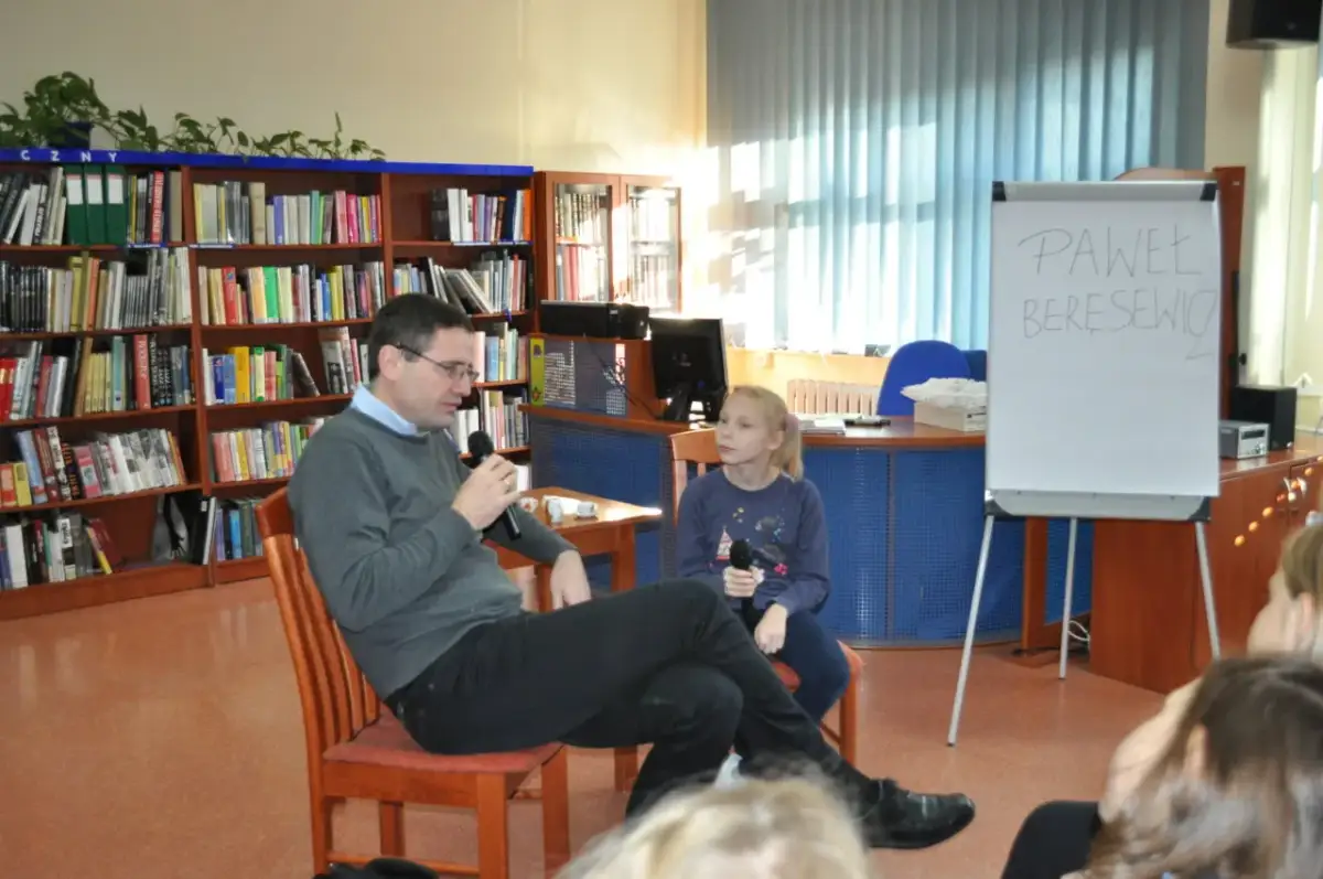 Wypełniony książkami przedmiot, który przestraszył elfa - tajemnica strachu