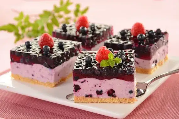 Przepis na ciasto z jagodami na zimno, które zachwyci Twoich gości