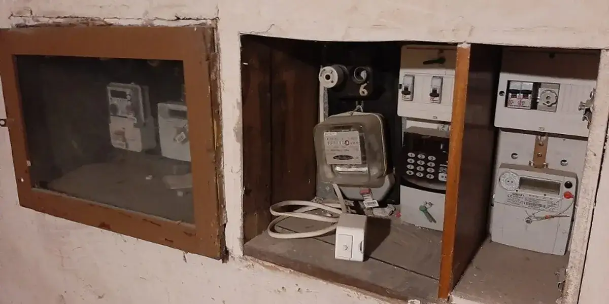 Nielegalne podłączenie prądu: Konsekwencje i bezpieczne alternatywy