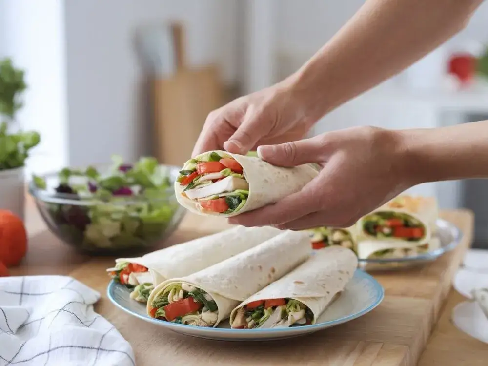 Jak zawijać tortillę kebab? Idealny wrap krok po kroku!