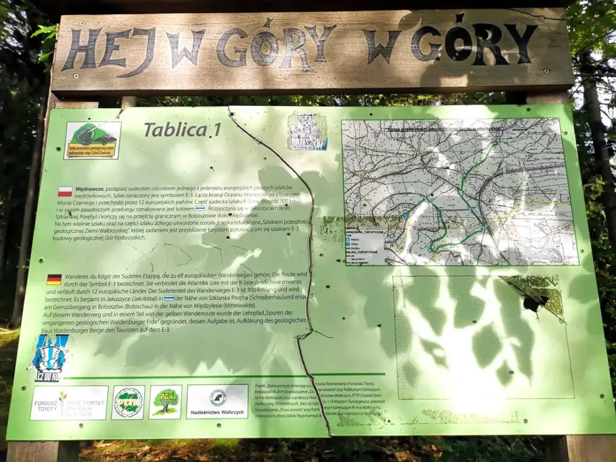 Tablica 1 na szlaku E-3, prowadzącym przez Góry Wałbrzyskie, opisuje geologiczne cuda regionu.