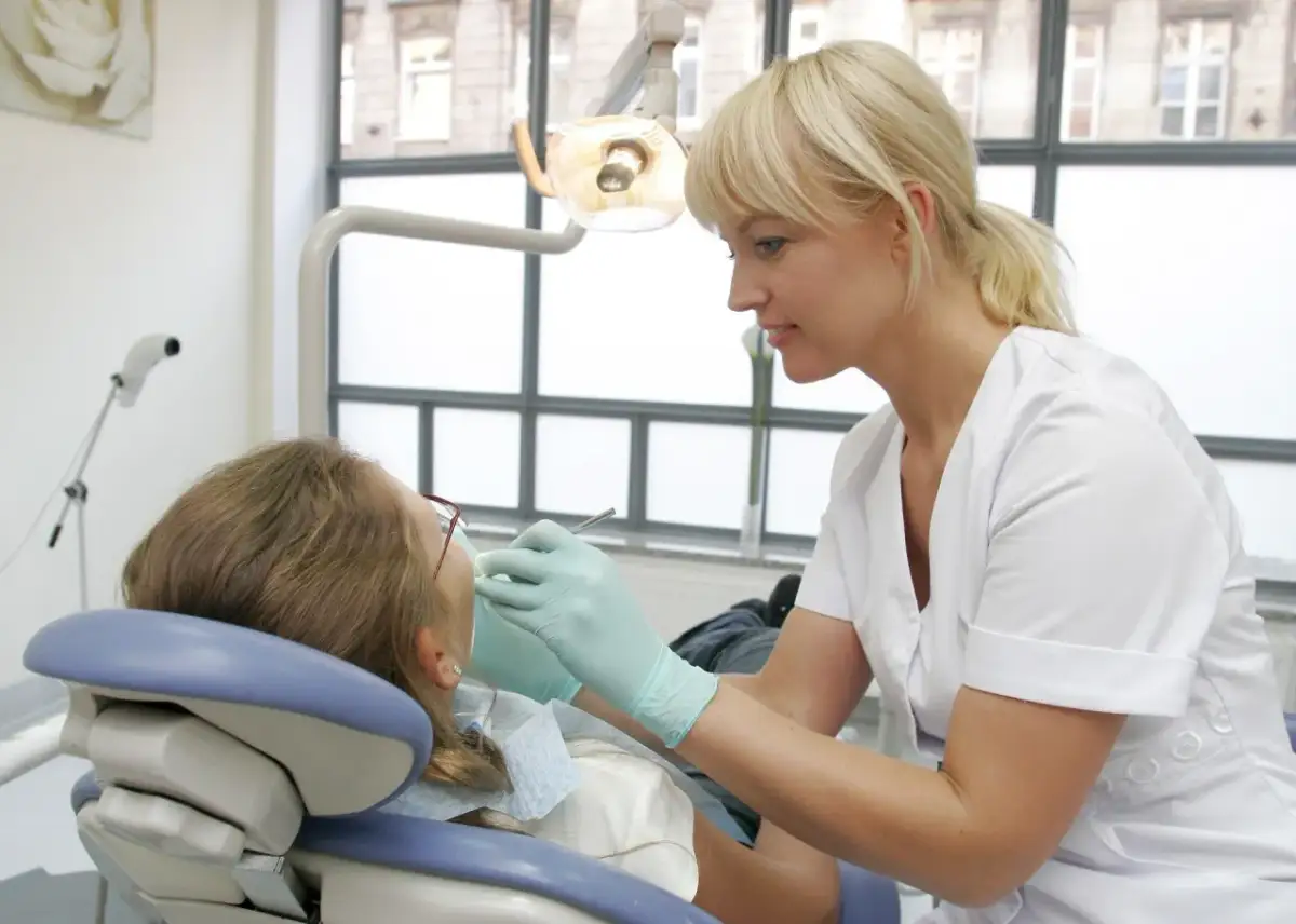 Dentysta na NFZ: Jak znaleźć gabinet i co Ci przysługuje?