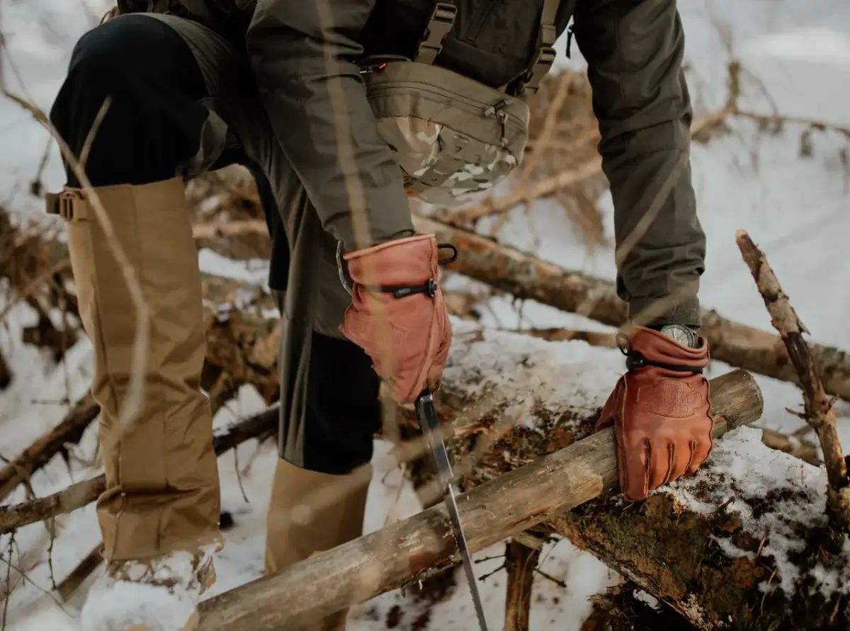 Jak dobrać rękawice taktyczne do warunków operacyjnych? Przegląd materiałów