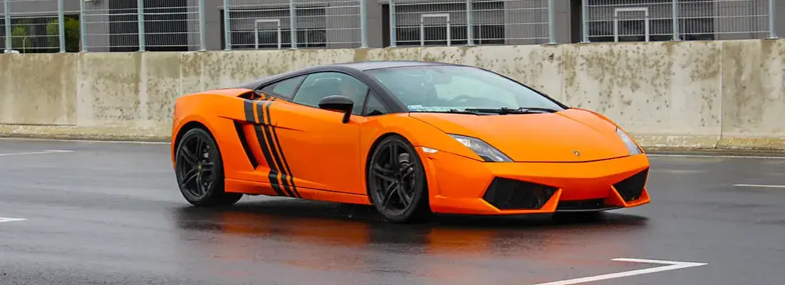 Co jest szybsze: Lamborghini czy Ferrari? Porównanie osiągów i prędkości