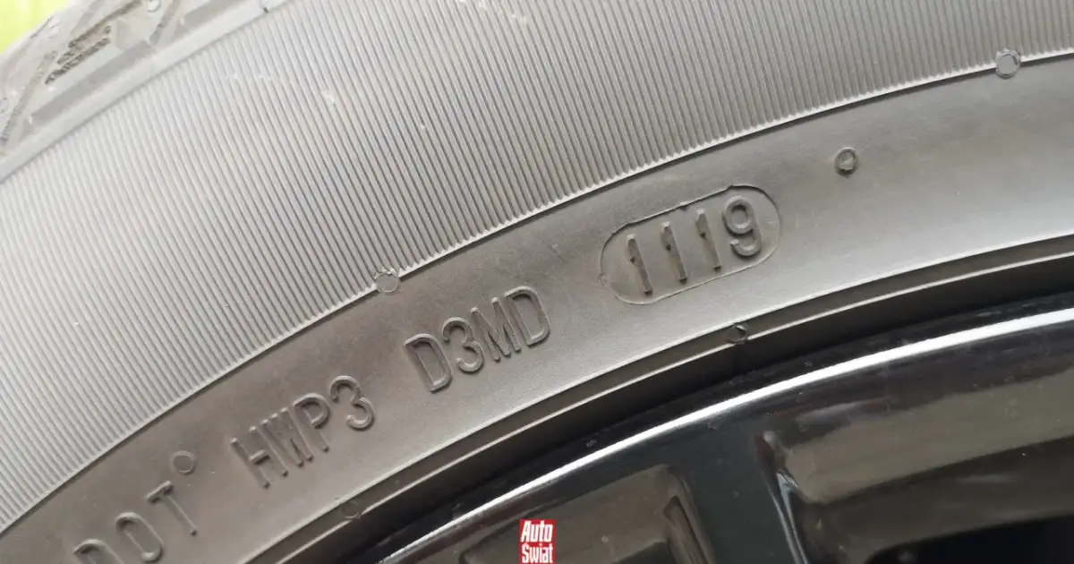 Kiedy kupować opony letnie? Oszczędź 30% i uniknij kolejek!