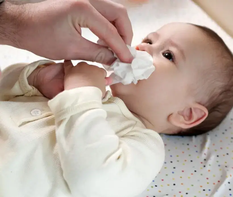 Ulewanie przez nos u niemowląt: Czy to groźne? Skuteczne porady!