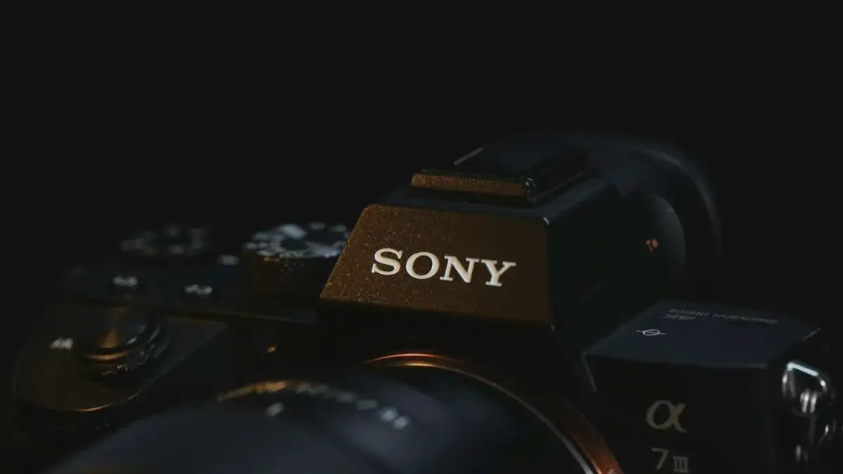 Zbliżenie na czarny aparat Sony z widocznym logo i oznaczeniem modelu.
