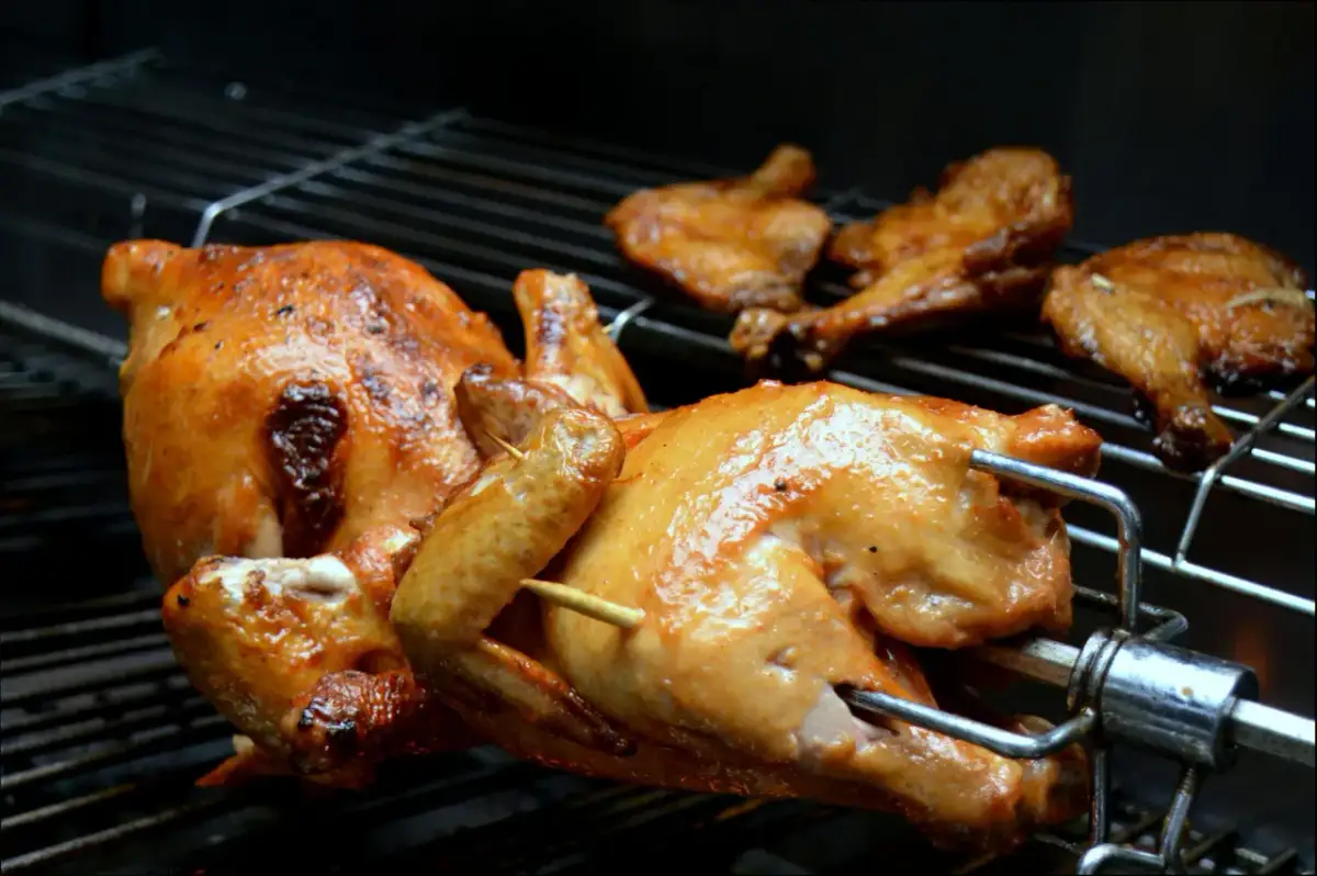 Złociste, pieczone udko kurczaka na rożnie. Zastanawiasz się, ile kalorii ma udko gotowane?
