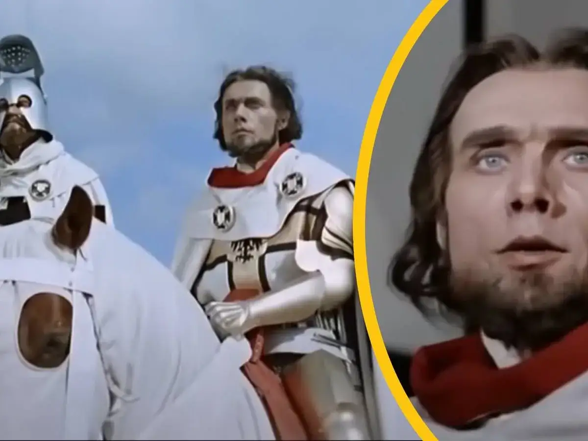 Rycerze w białych płaszczach, gdzie nagrywano Krzyżaków. Zbliżenie na twarz jednego z nich.