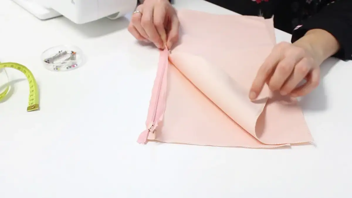 Jak wszyć zamek do spódnicy - uniknij najczęstszych błędów i zyskaj perfekcję