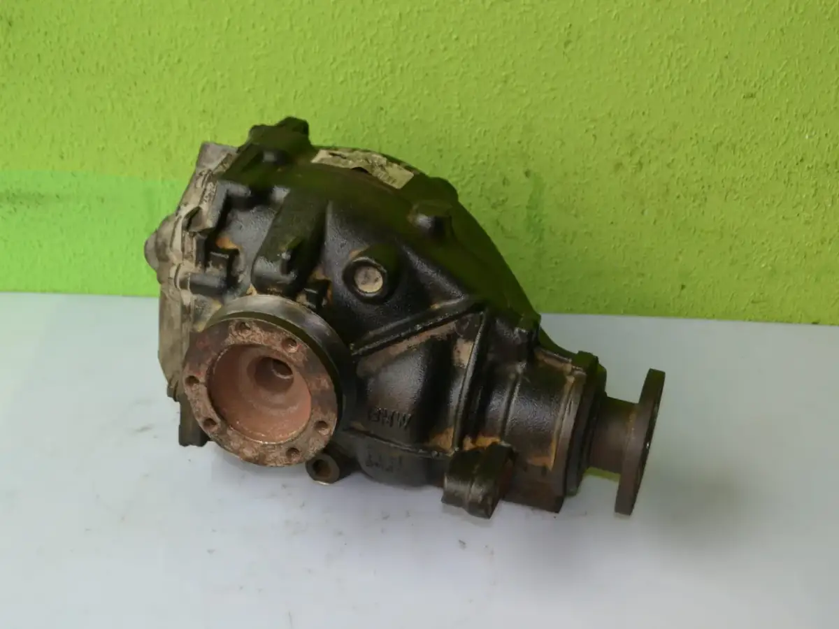 Dyferencjał BMW E46, część samochodowa, na tle zielonej ściany.