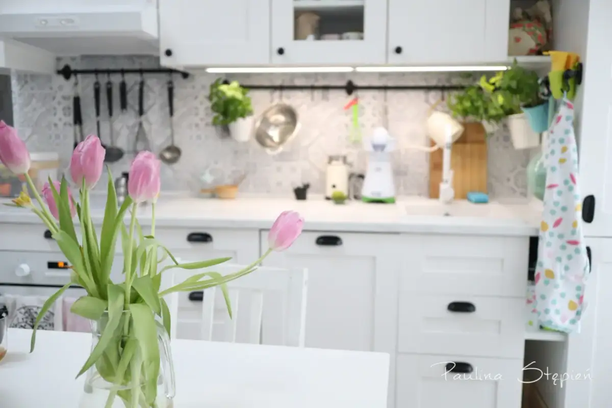 Jak przenieść kuchnię do salonu? Koszty, zgody i pułapki.