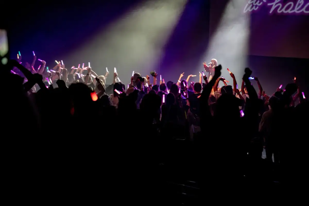 Ambitna muzyka elektroniczna: odkryj jej głębię i wyjątkowe brzmienia