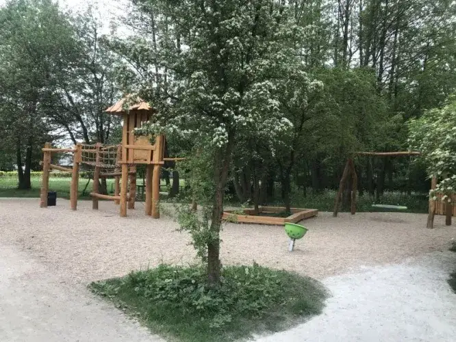 Na czym postawić plac zabaw, aby zapewnić bezpieczeństwo dzieciom?