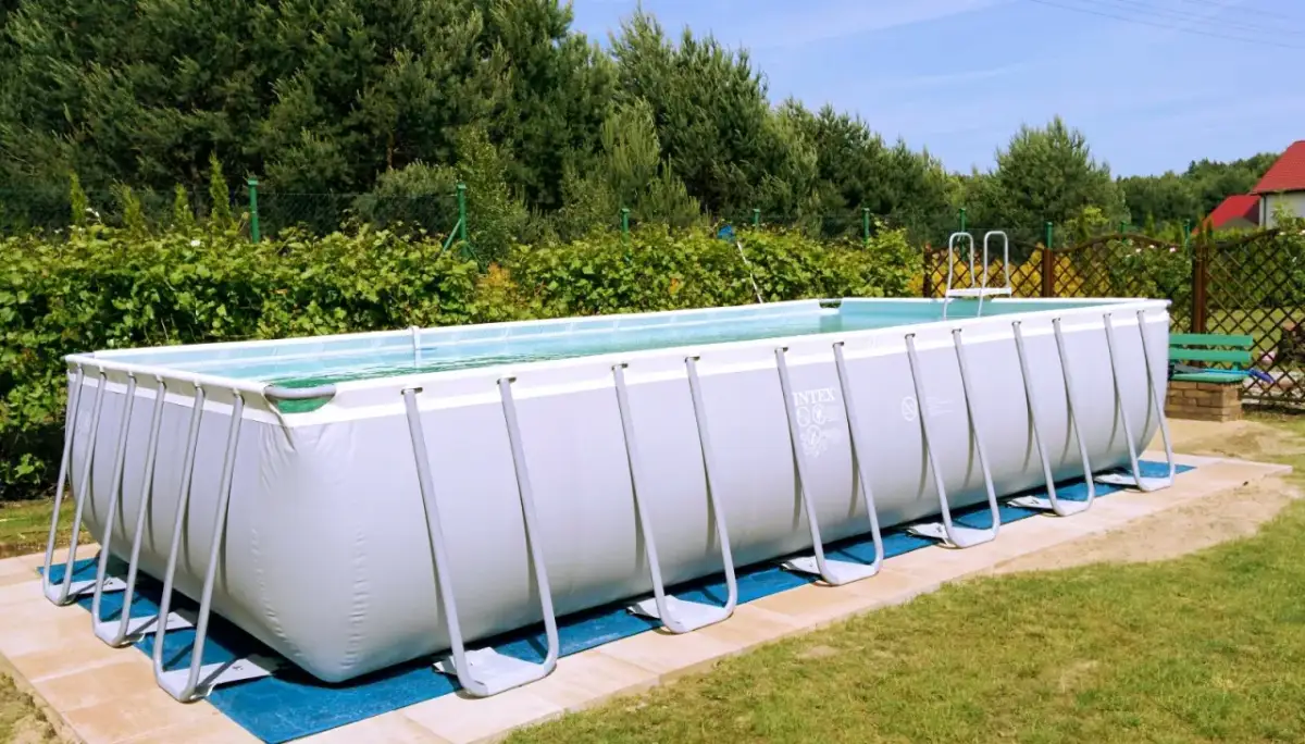 Jak wypoziomować teren pod basen, aby uniknąć kosztownych błędów