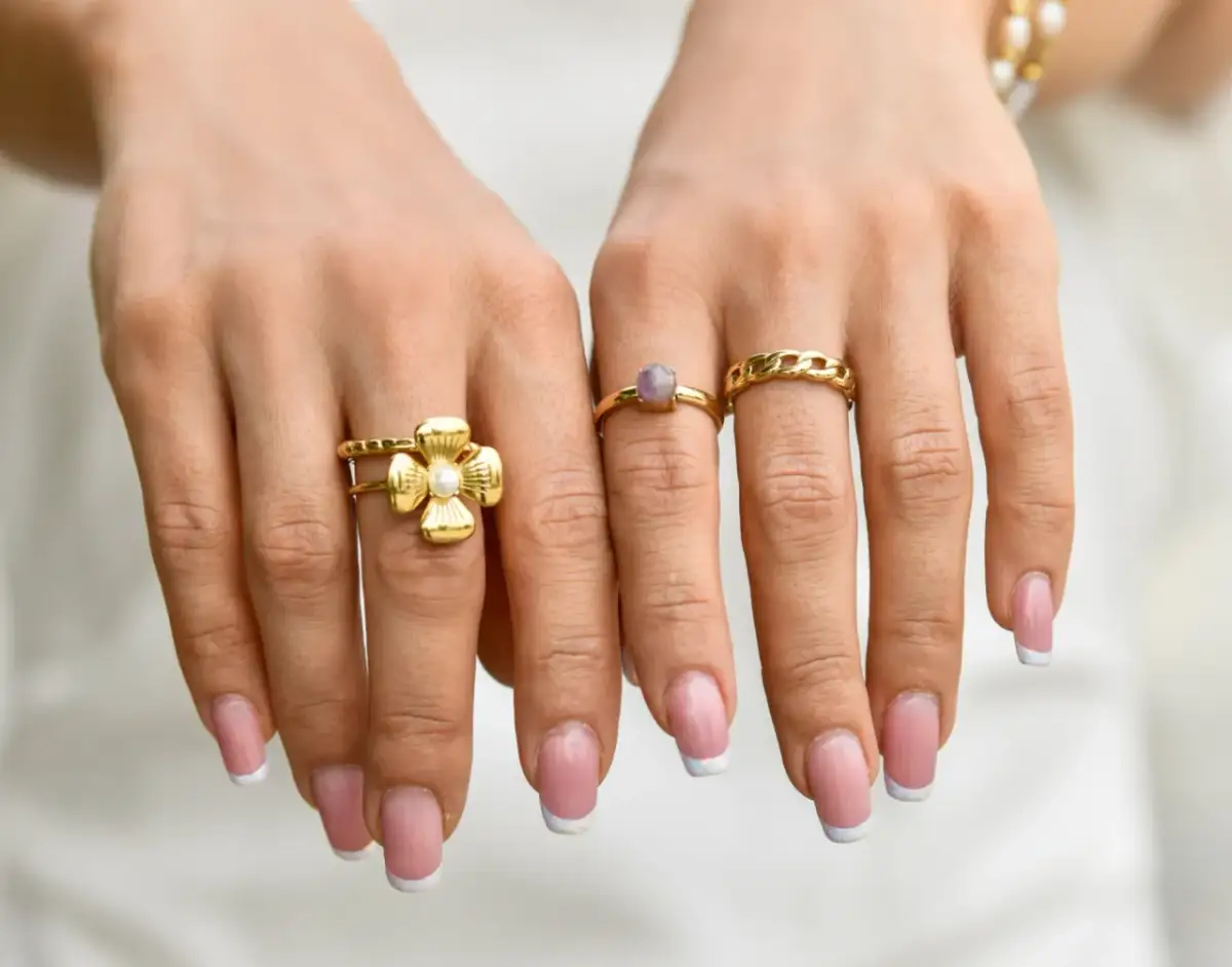 Szeroki pierścionek: Jak wybrać idealny model i nosić z klasą?