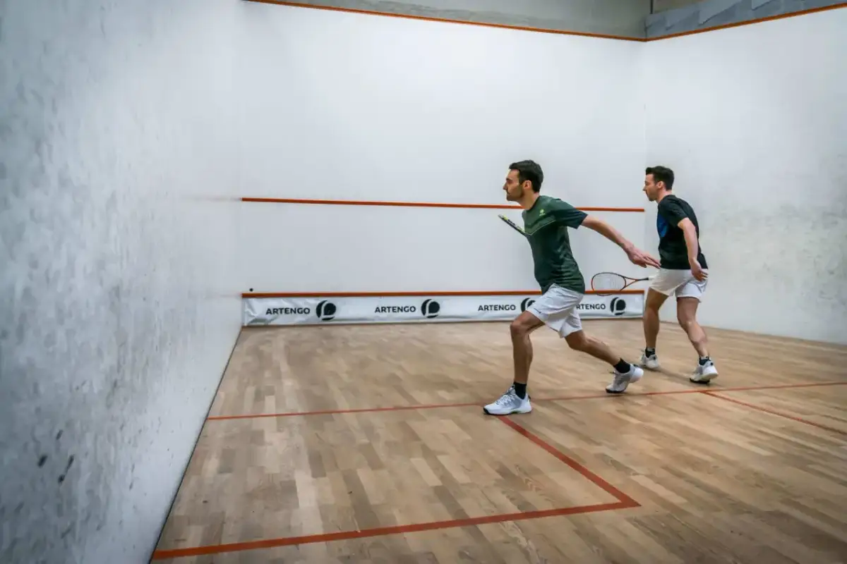 Najlepsze korty squash w Warszawie – znajdź idealne miejsce do gry