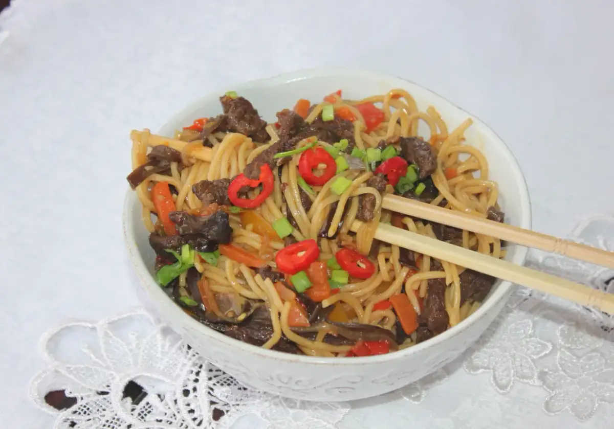 Makaron chow mein z wołowiną – prosty przepis na pyszne danie