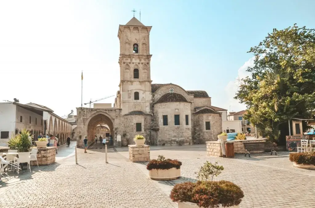 Larnaka: Co warto zobaczyć? Przewodnik po atrakcjach i plażach