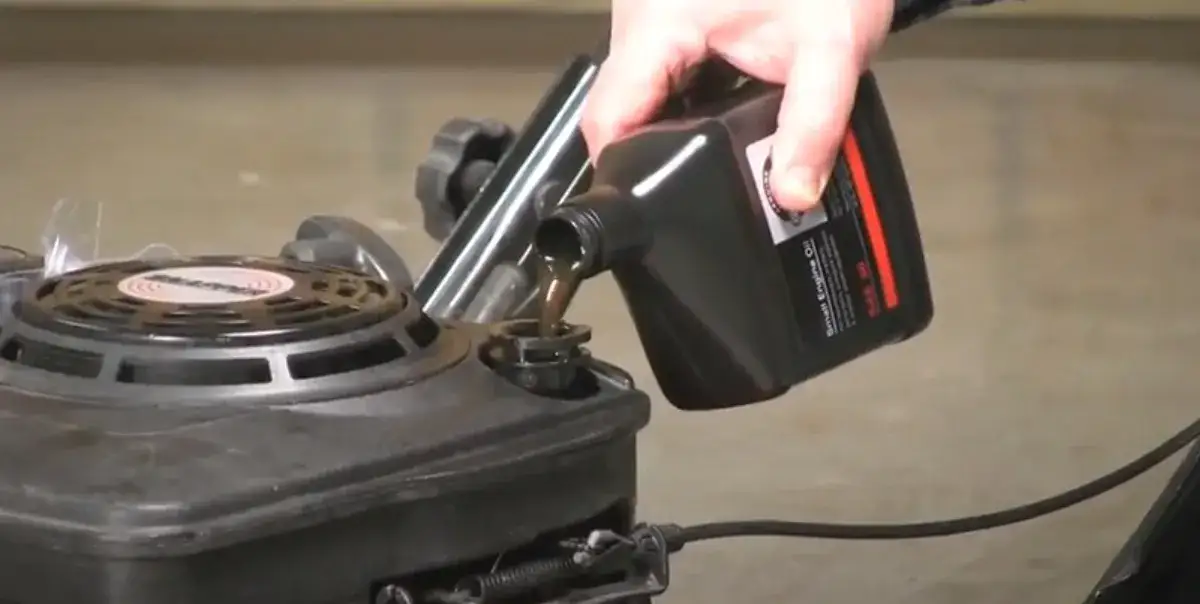 Ile oleju do kosiarki Briggs & Stratton? Sprawdź, aby uniknąć problemów