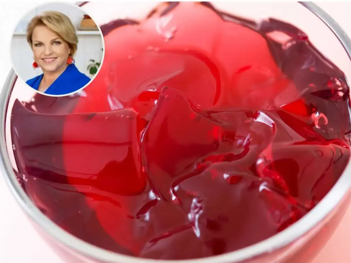 Kobieta w okręgu wyjaśnia, dlaczego galaretka nie stężała. Czerwona galaretka w misce.