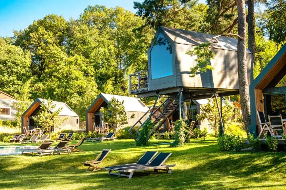 Gdzie spać w skansenie? Odkryj unikalne noclegi w Polsce!