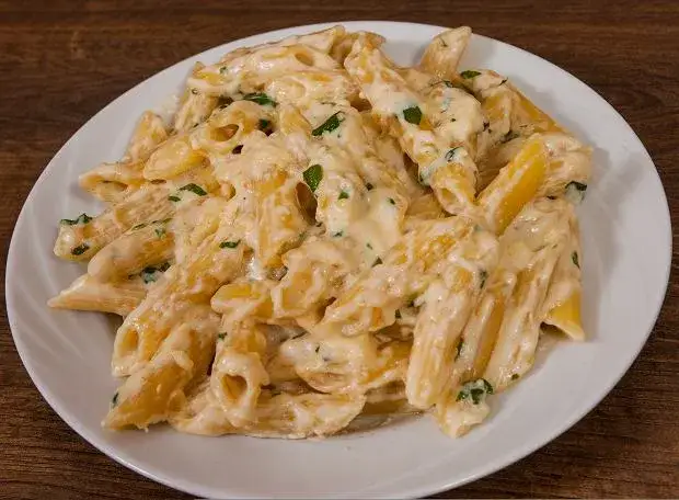 Sekret idealnego sosu serowego do makaronu bez grudek i zwarzenia!