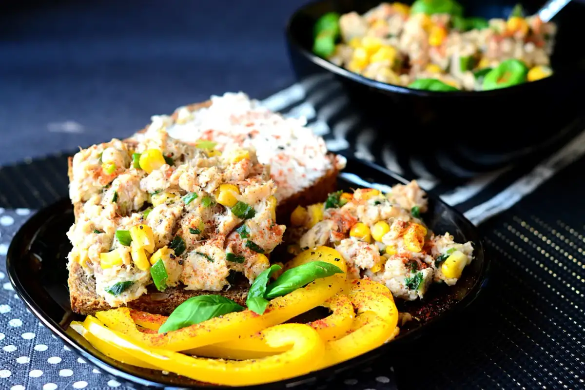 Jak zrobić sałatkę z makreli - prosty przepis, który zaskoczy smakiem