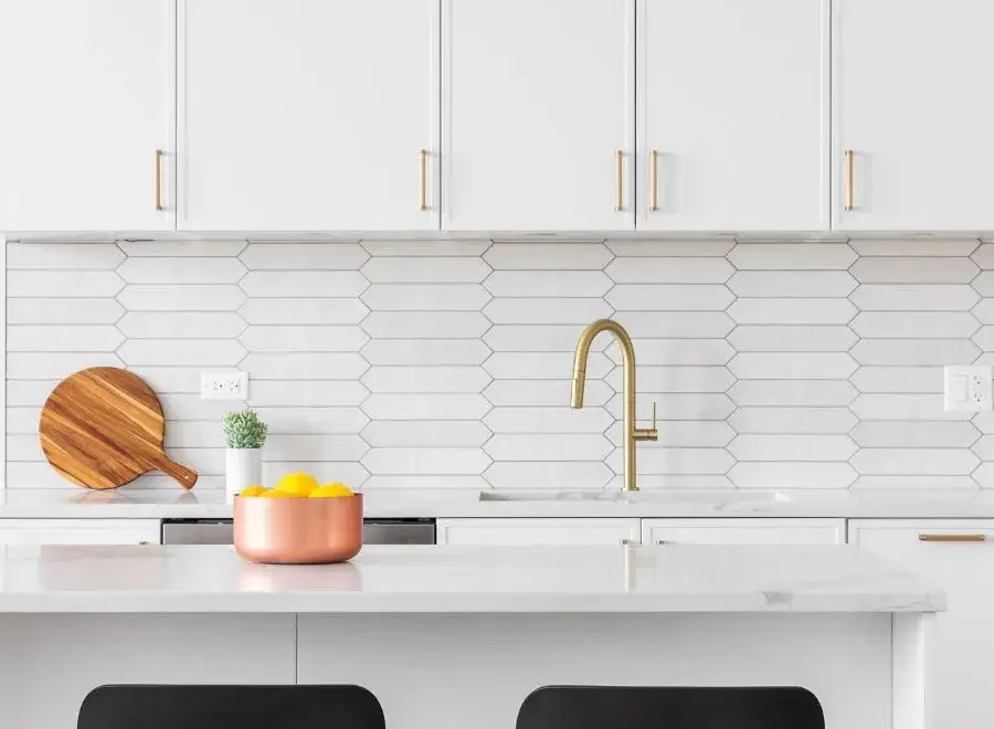 Idealny blat do białej kuchni? Poznaj materiały i trendy 2026