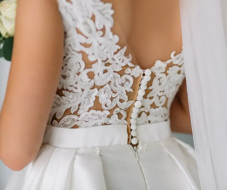 Jaki stanik do sukni ślubnej z odkrytymi plecami, by uniknąć faux pas