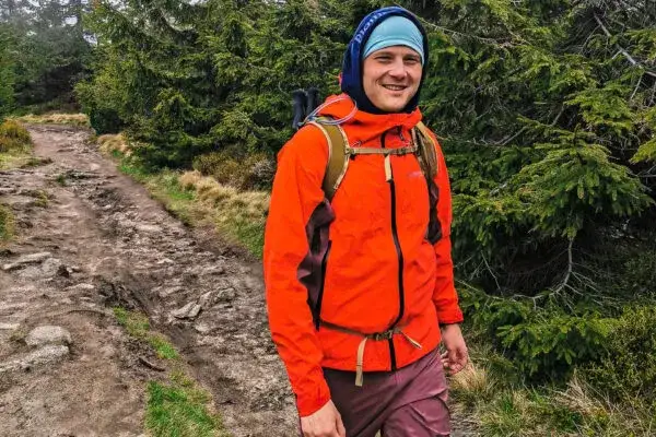 Kurtka narciarska w góry? Kiedy sprawdzi się na szlaku, a kiedy nie?