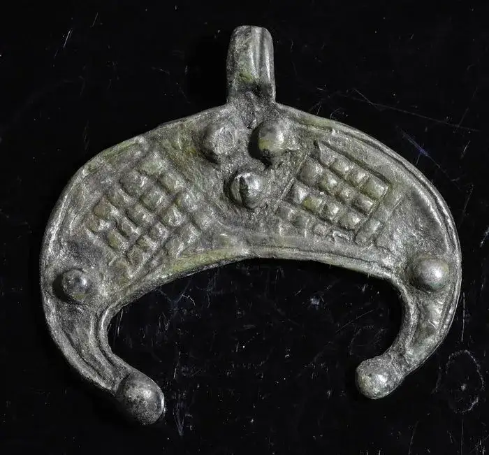 Lunula naszyjnik znaczenie: symbolika, która wzmacnia kobiecość