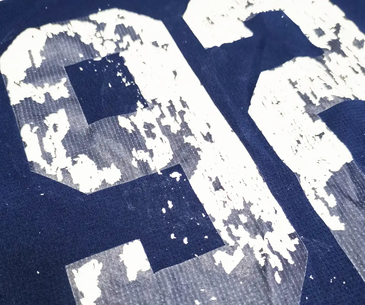 Jak pozbyć się naklejki z bluzy bez uszkodzenia materiału?