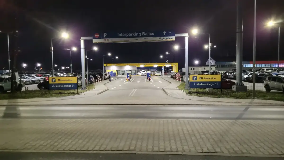 Ile kosztuje parking na lotnisku w Krakowie? Sprawdź ceny i opcje