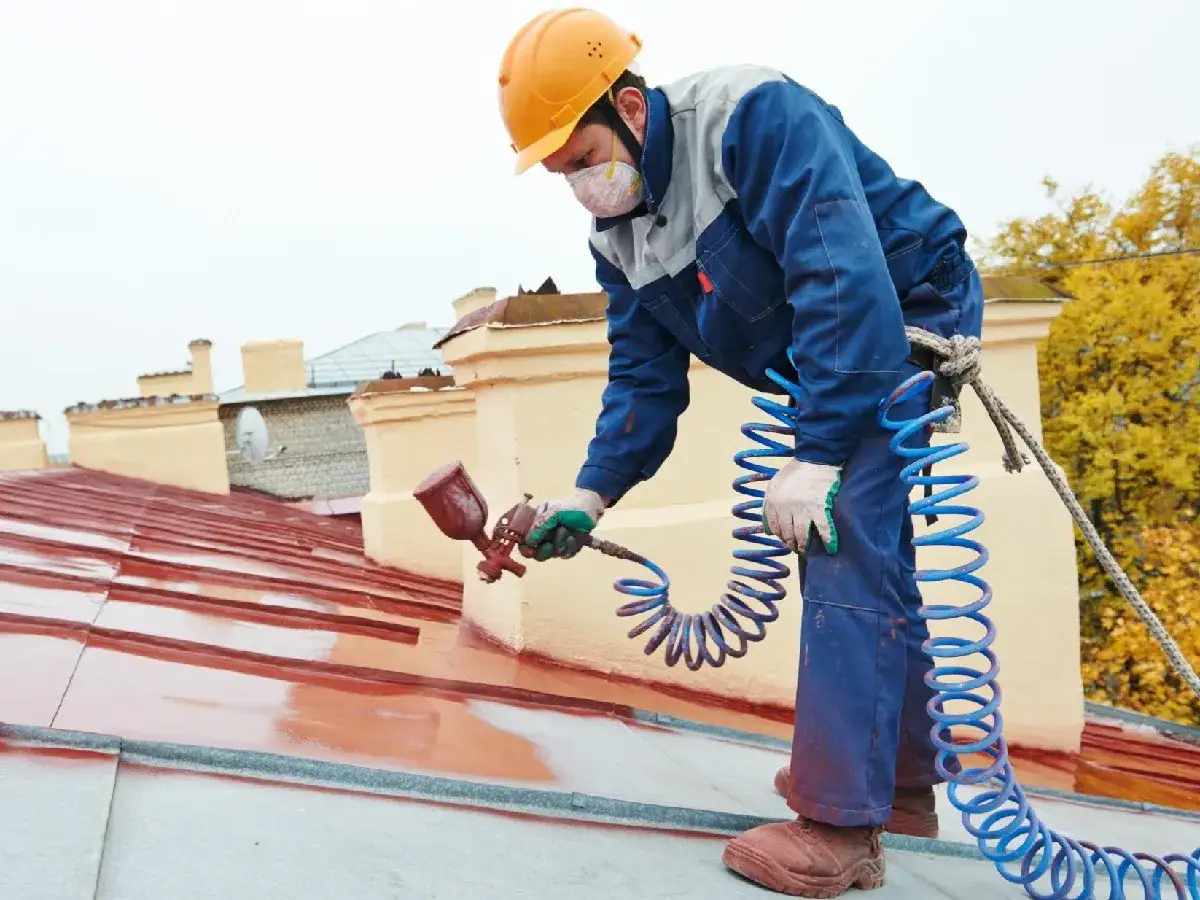 Jaki agregat do malowania dachu wybrać, aby zaoszczędzić czas i pieniądze?