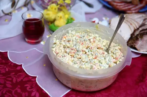 Jak doprawić sałatkę jarzynową? Uniknij błędów, podkręć smak!