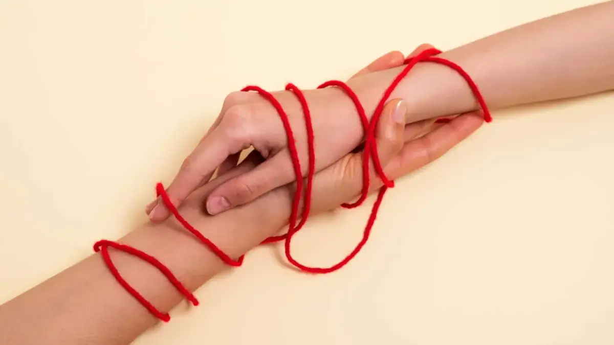 Czy czerwona nitka to grzech? Odkryj prawdę o jej znaczeniu