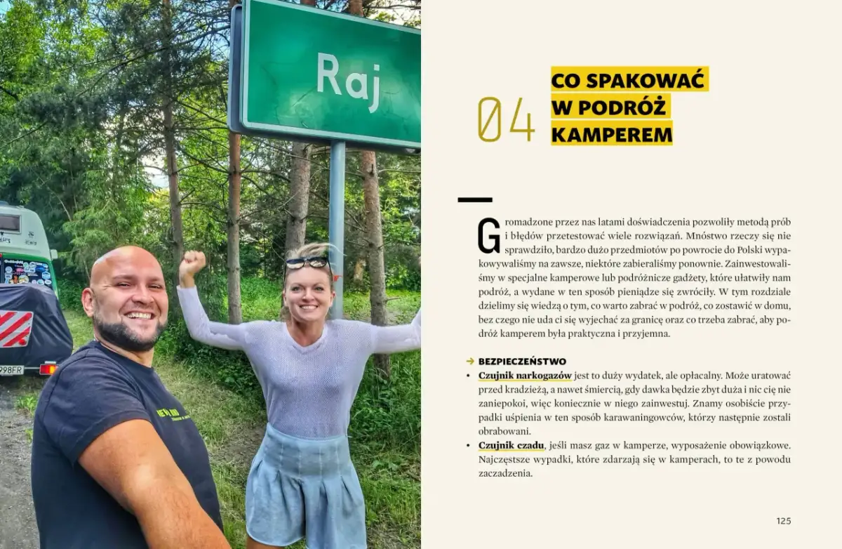 Szczęśliwa para przy znaku "Raj" symbolizuje wolność i przygodę. Ich uśmiechy i gesty wyrażają radość z życia w kamperze.