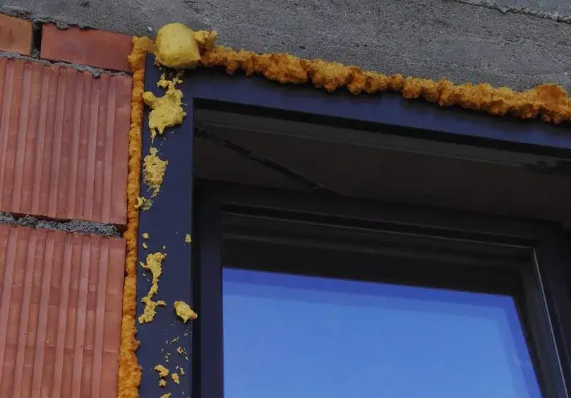 Jak usunąć piankę z okna? Skuteczne metody i sprawdzone sposoby na problem