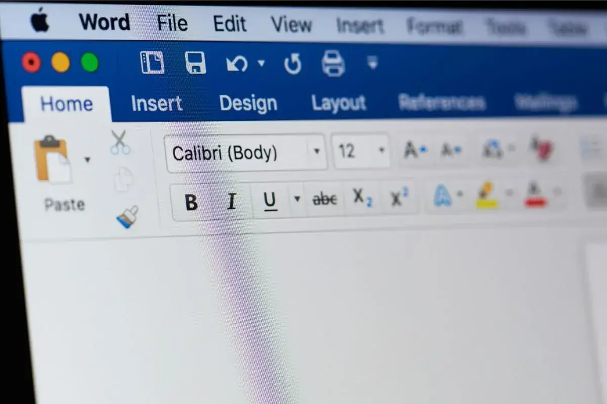 Widok ekranu programu Microsoft Word z menu i opcjami formatowania tekstu.