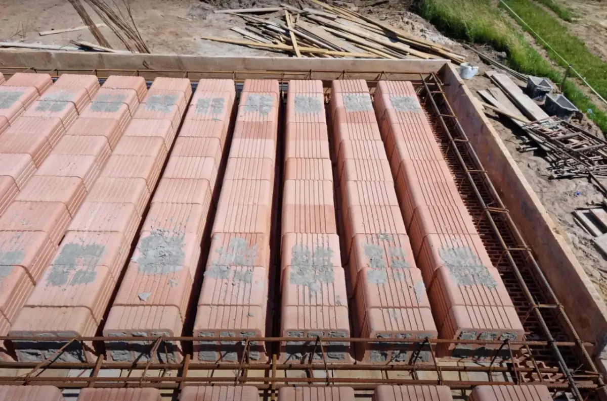 Strop Ackermana z widocznym zbrojeniem i pustakami ceramicznymi, przygotowany do zalania betonem.