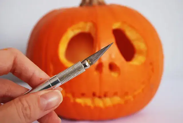 Jak zrobić świeczkę z dyni - proste kroki na wyjątkową dekorację