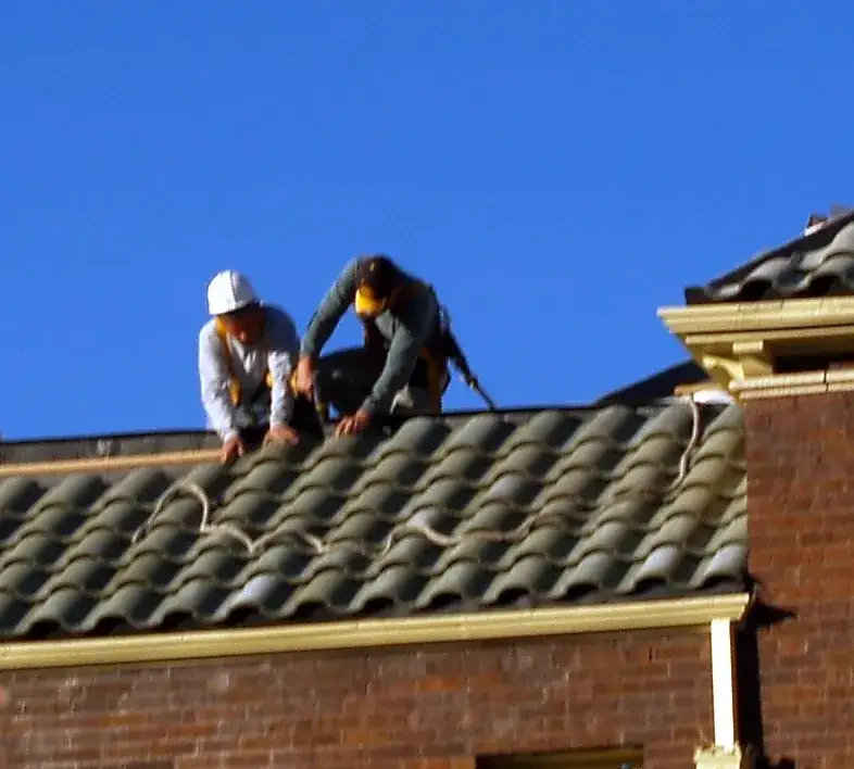 Dekarz: Co robi? Niezbędny przewodnik po pracy na dachu