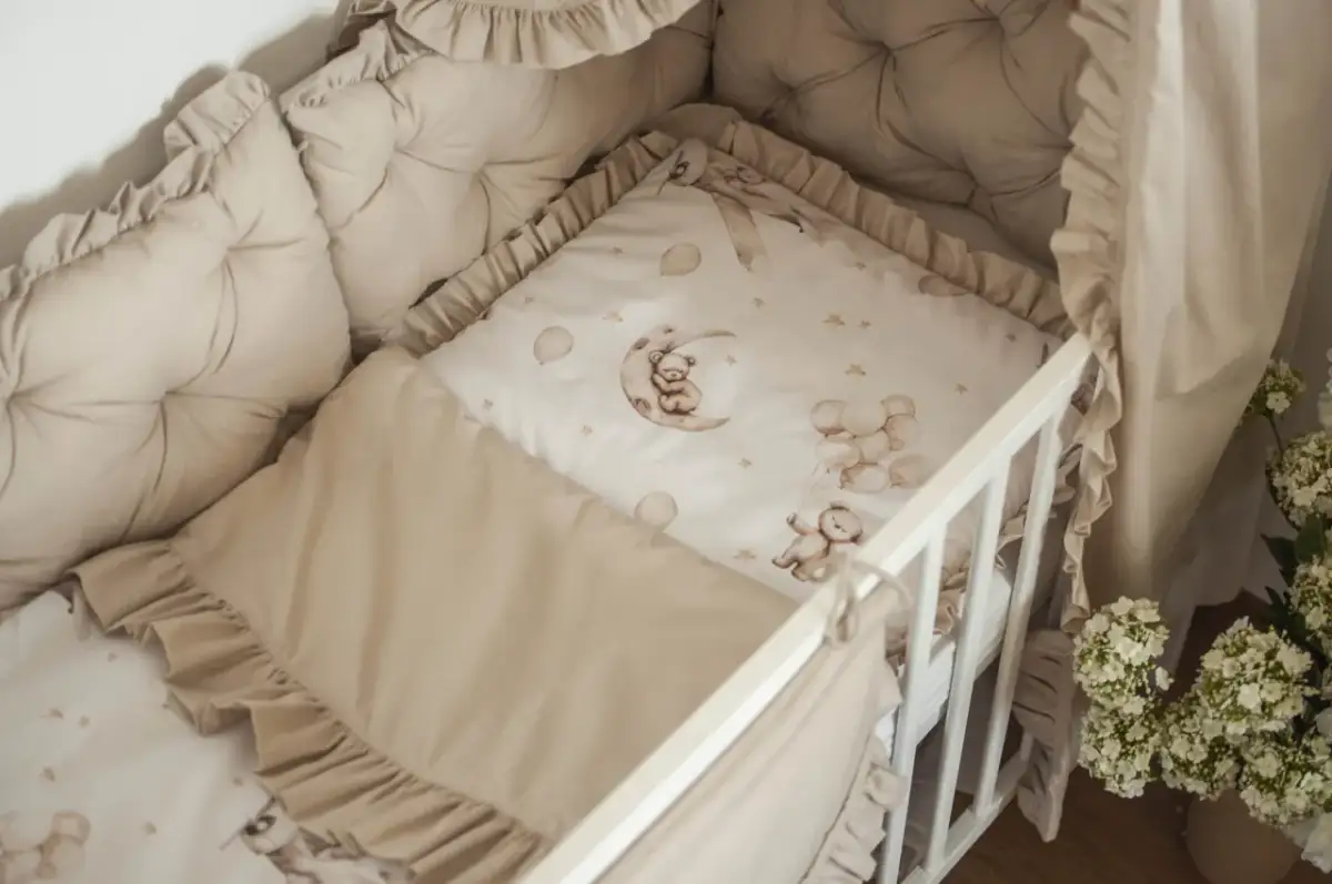Urocza wyprawka do łóżeczka z misiami, księżycem i balonami. Miękkie ochraniacze i pościel w pastelowych kolorach.