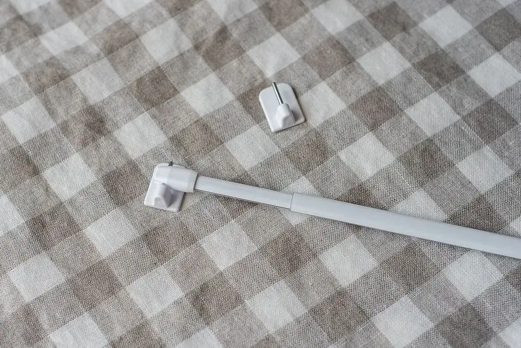 Jak zrobić zasłonkę do szafki DIY? Poradnik bez wiercenia