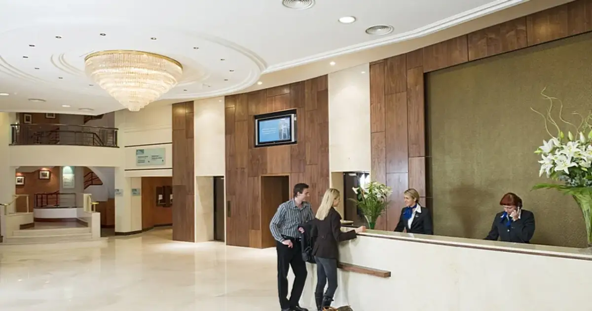 Polska: Ceny hoteli, ukryte koszty i triki na tańszy nocleg.