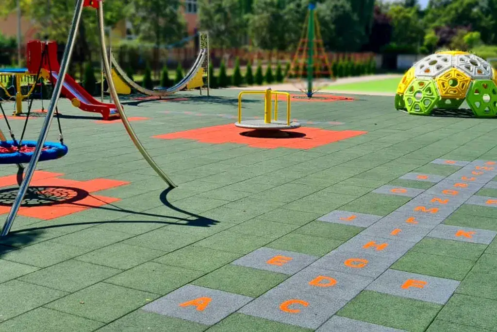 Jak zrobić płyty gumowe na plac zabaw, aby uniknąć problemów z instalacją